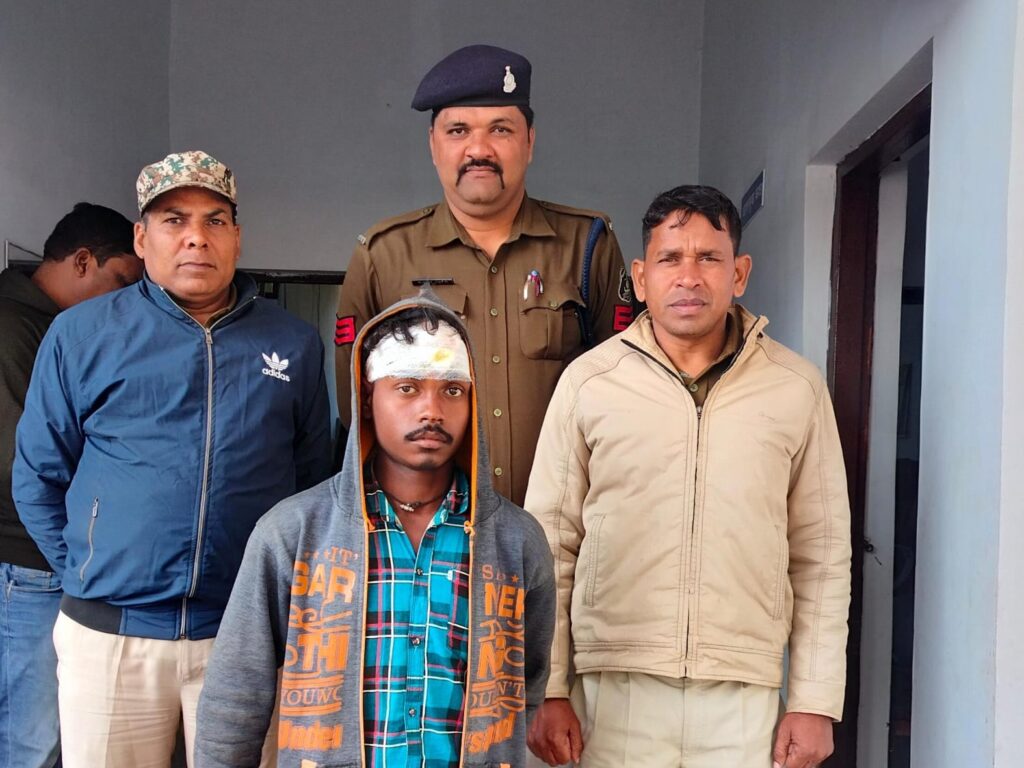घर के बाहर में आग ताप रही नाबालिग से पड़ोसी युवक ने किया दुष्कर्म..आरोपी गिरफ्तार.. पिता ने की जमकर पिटाई..मामले में दोनों ओर से FIR दर्ज..