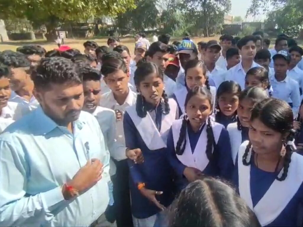 हायर सेकेंडरी के पूरे स्टाफ पर प्रताड़ना और अन्य गंभीर आरोप, दो गुटों में बटे नजर आए छात्र…शिक्षक पर बैड टच का भी लगाया आरोप..जांच टीम गठित..