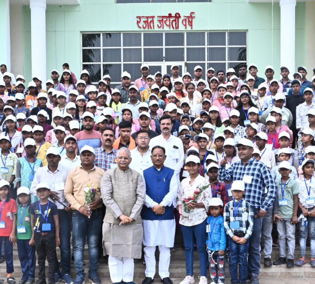 रायपुर : मुख्यमंत्री श्री साय से मिले विधानसभा के शैक्षणिक भ्रमण पर आये मुंगेली जिले के बच्चे