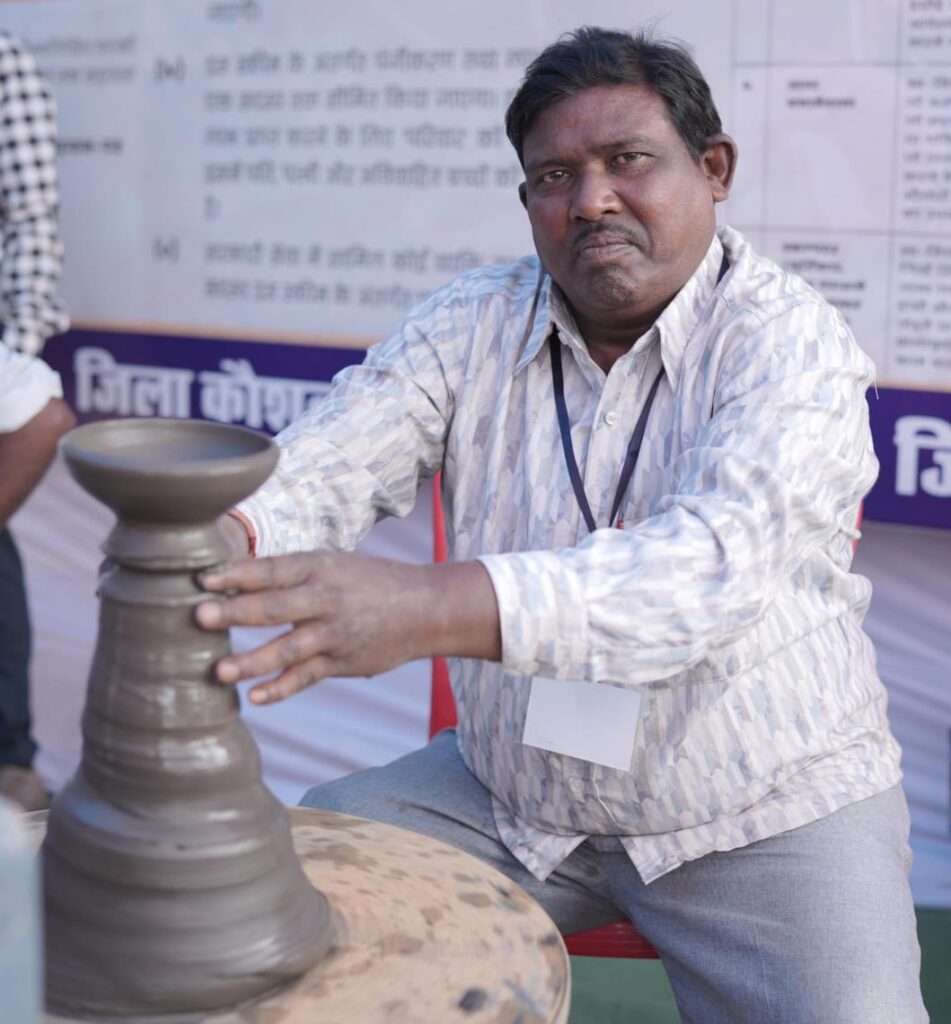 परम्परागत व्यवसाय को मिली संजीवनी, प्रोत्साहन के बाद कुम्हार रामकुमार की बढ़ी आमदनी