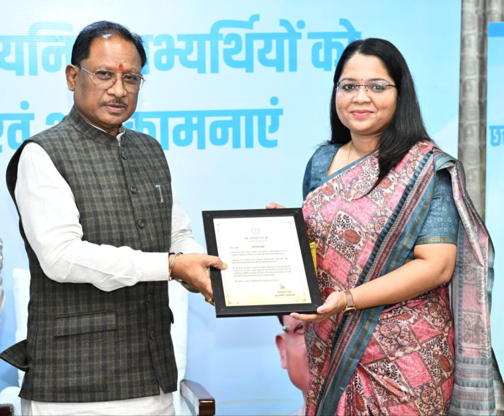 रायपुर : मुख्यमंत्री से सम्मानित होने पर पीएससी परीक्षा में तीसरे स्थान पर चयनित आस्था शर्मा ने व्यक्त किया आभार