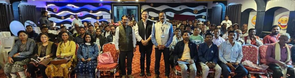 रायपुर : छत्तीसगढ़ के 100 रेशम कृमिपालक किसानों ने महाराष्ट्र के वर्धा में लिया प्रशिक्षण
