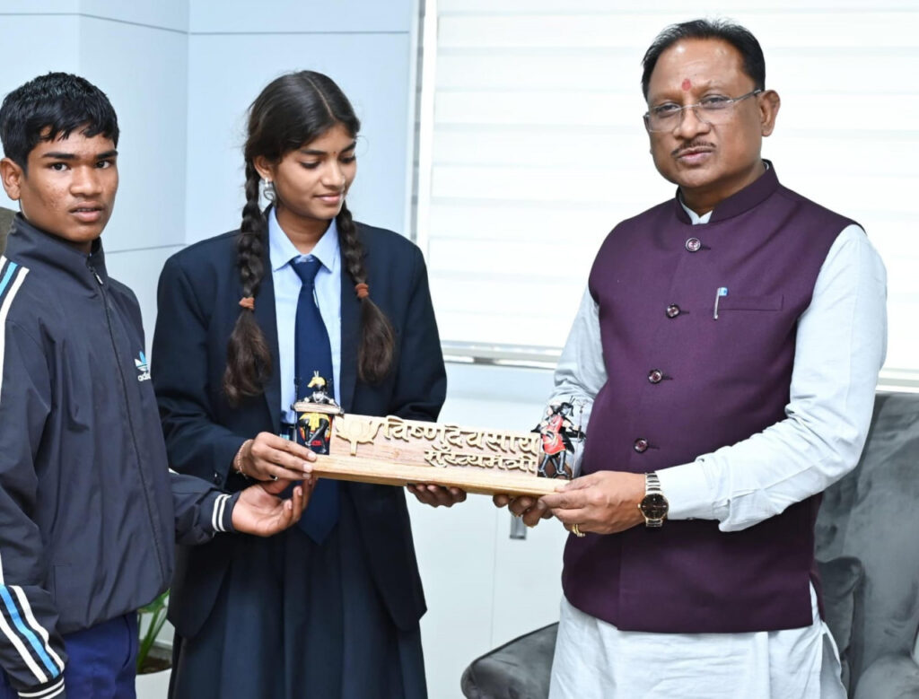 रायपुर : नई राष्ट्रीय शिक्षा नीति के तहत पूर्व व्यवसायिक शिक्षा का बच्चों को मिल रहा है प्रशिक्षण : स्कूली बच्चों द्वारा तैयार लकड़ी की नेम प्लेट और पोट्रेट उपहार में पाकर मुख्यमंत्री श्री साय ने जताई खुशी