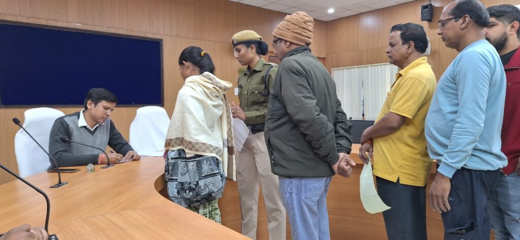 कोरबा जिला पंचायत सीईओ ने सुनी जनदर्शन में आम नागरिकों की समस्याएं