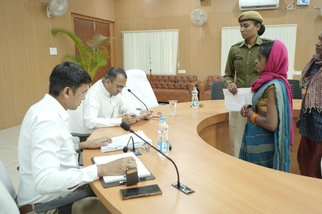 कलेक्टर जनदर्शन में सुनी गई आम नागरिकों की समस्याएं