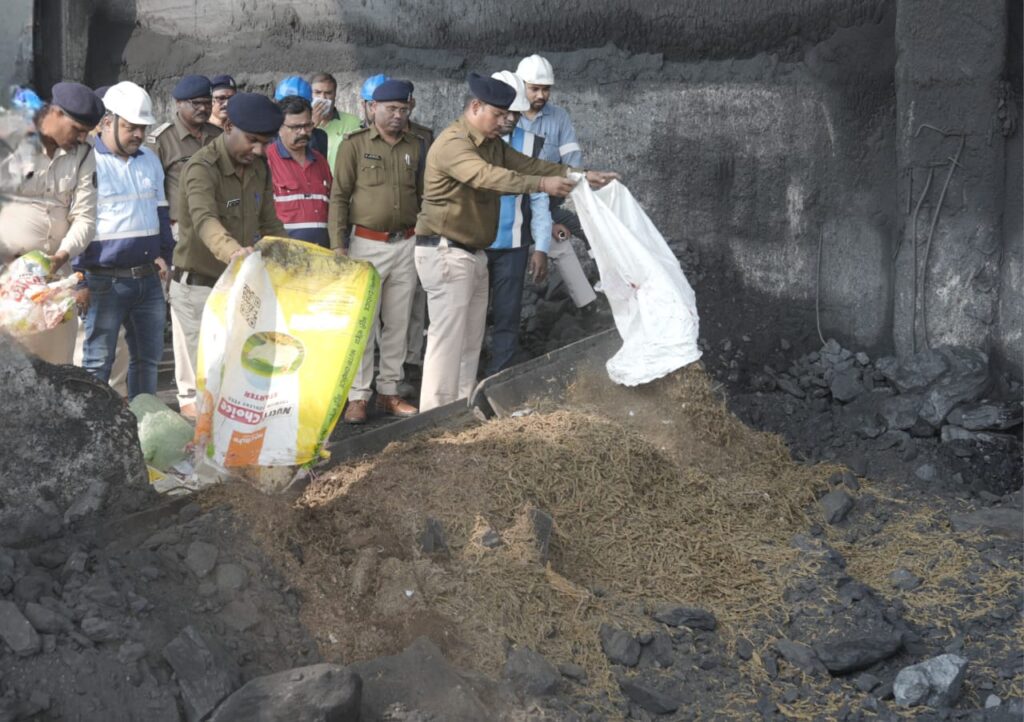 पुलिस अधीक्षक की उपस्थिति में थानों में जब्त किये गये मादक पदार्थ (गांजा) को  किया गया नष्ट