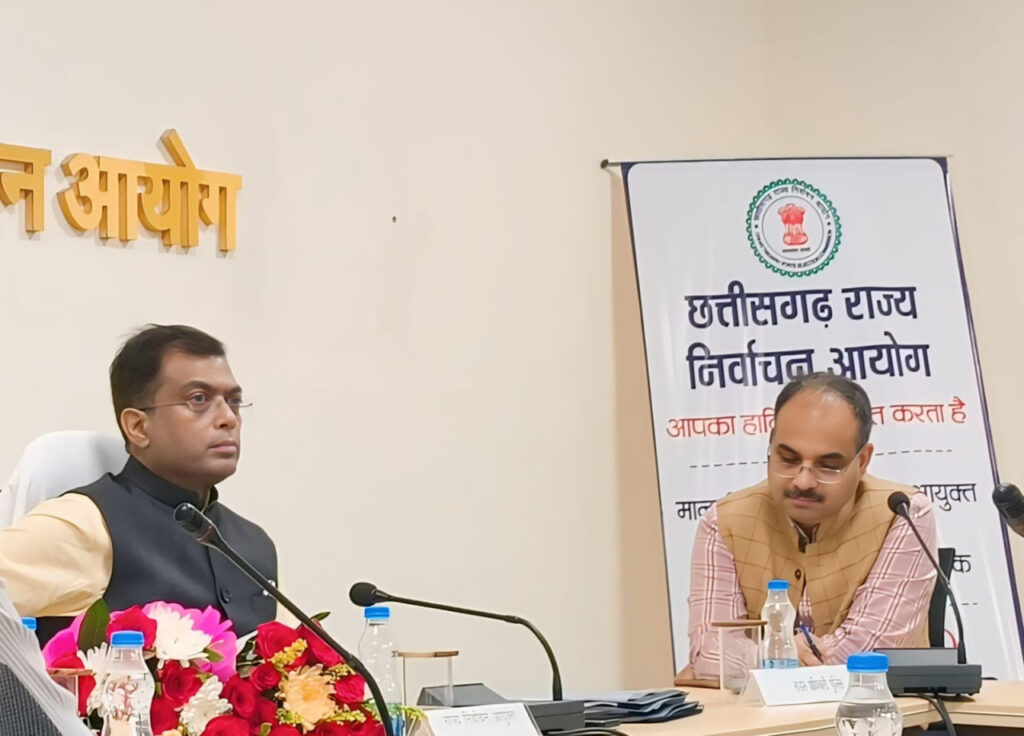 रायपुर : मतदाता सूची प्रकाशन के पूर्व सभी प्रशिक्षण कार्यक्रम सम्पन्न कराएं: राज्य निर्वाचन आयुक्त श्री अजय सिंह