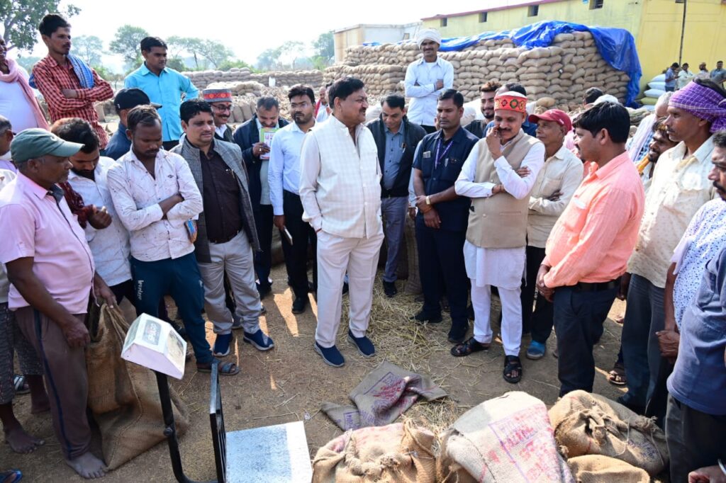 रायपुर : खाद्य मंत्री श्री बघेल ने धान खरीदी केंद्र झाल, मुरता, संबलपुर, मारो और गुंजेरा पहुंचकर खरीदी व्यवस्था का लिया जाएजा