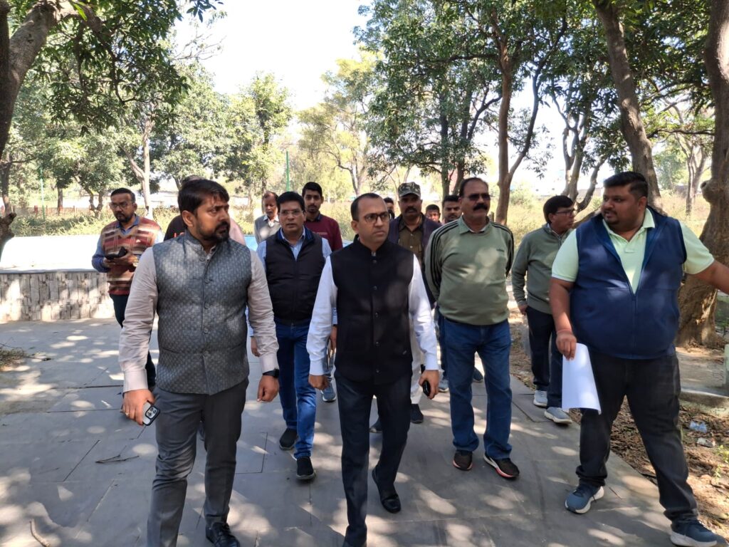 कलेक्टर ने किया चौपाटी और प्रस्तावित रपटा निर्माण स्थल पुरानी बस्ती का निरीक्षण