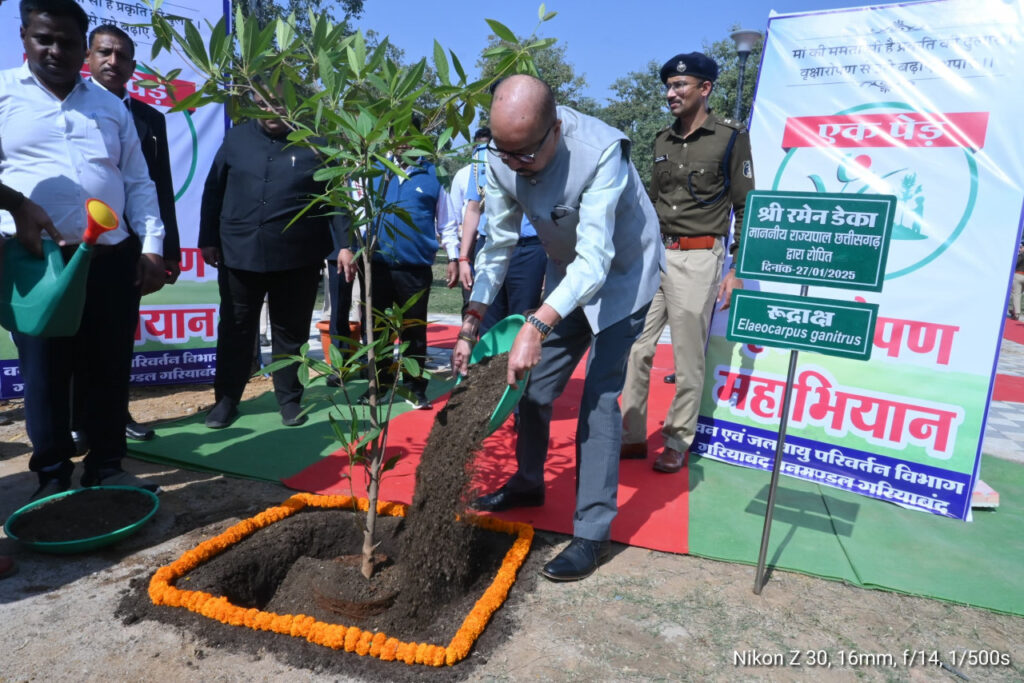 रायपुर : राज्यपाल श्री डेका ने ‘एक पेड़ मां के नाम‘ किया वृक्षारोपण