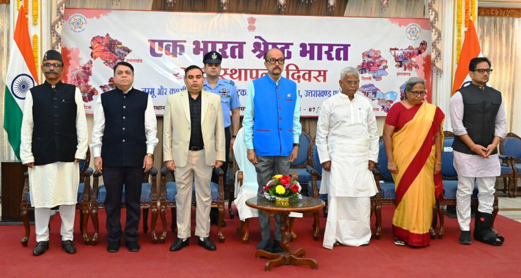 रायपुर : नक्सली हिंसा में शहीद हुए जवानों को राजभवन में दी गई श्रद्धांजलि