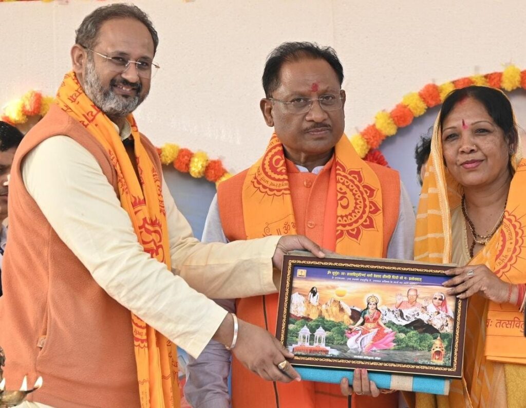 रायपुर : हमारी सरकार ने देवी स्वरूप माताओं-बहनों के लिए महतारी वंदन योजना लागू कर उन्हें सम्मान देने का किया है कार्य : मुख्यमंत्री श्री विष्णु देव साय