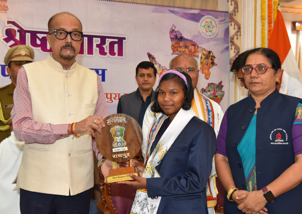रायपुर : राज्यपाल श्री डेका ने राष्ट्रीय बाल पुरूस्कार से सम्मानित बालिका का किया सम्मान