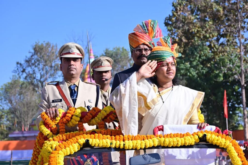 रायपुर : मंत्री श्रीमती राजवाड़े ने बलरामपुर में फहराया राष्ट्रीय ध्वज