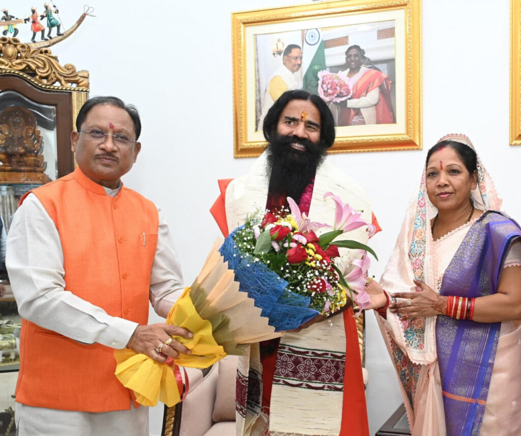 रायपुर: मुख्यमंत्री श्री विष्णुदेव साय से योग गुरु बाबा रामदेव ने सौजन्य मुलाकात की
