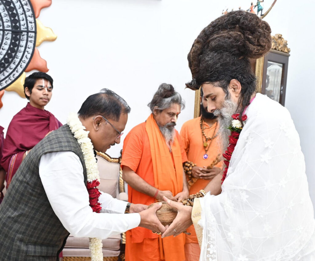 रायपुर : मुख्यमंत्री श्री विष्णु देव साय से सद्गुरु श्री ऋतेश्वर जी महाराज ने की सौजन्य मुलाकात