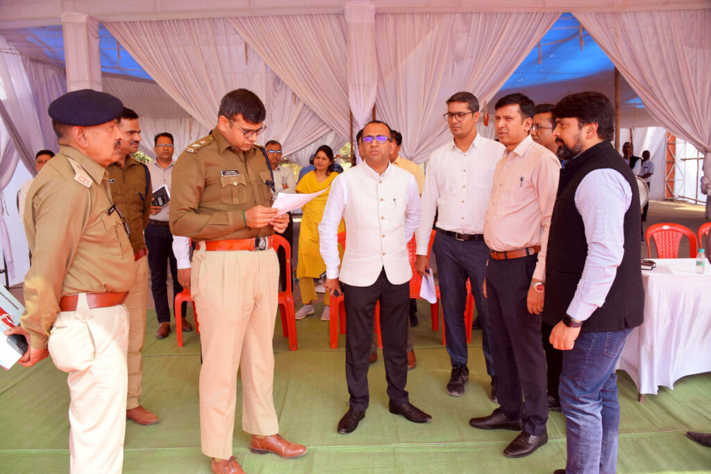 सीएसईबी ग्राउंड में गणतंत्र दिवस की तैयारियों का कलेक्टर और एसपी ने किया निरीक्षण