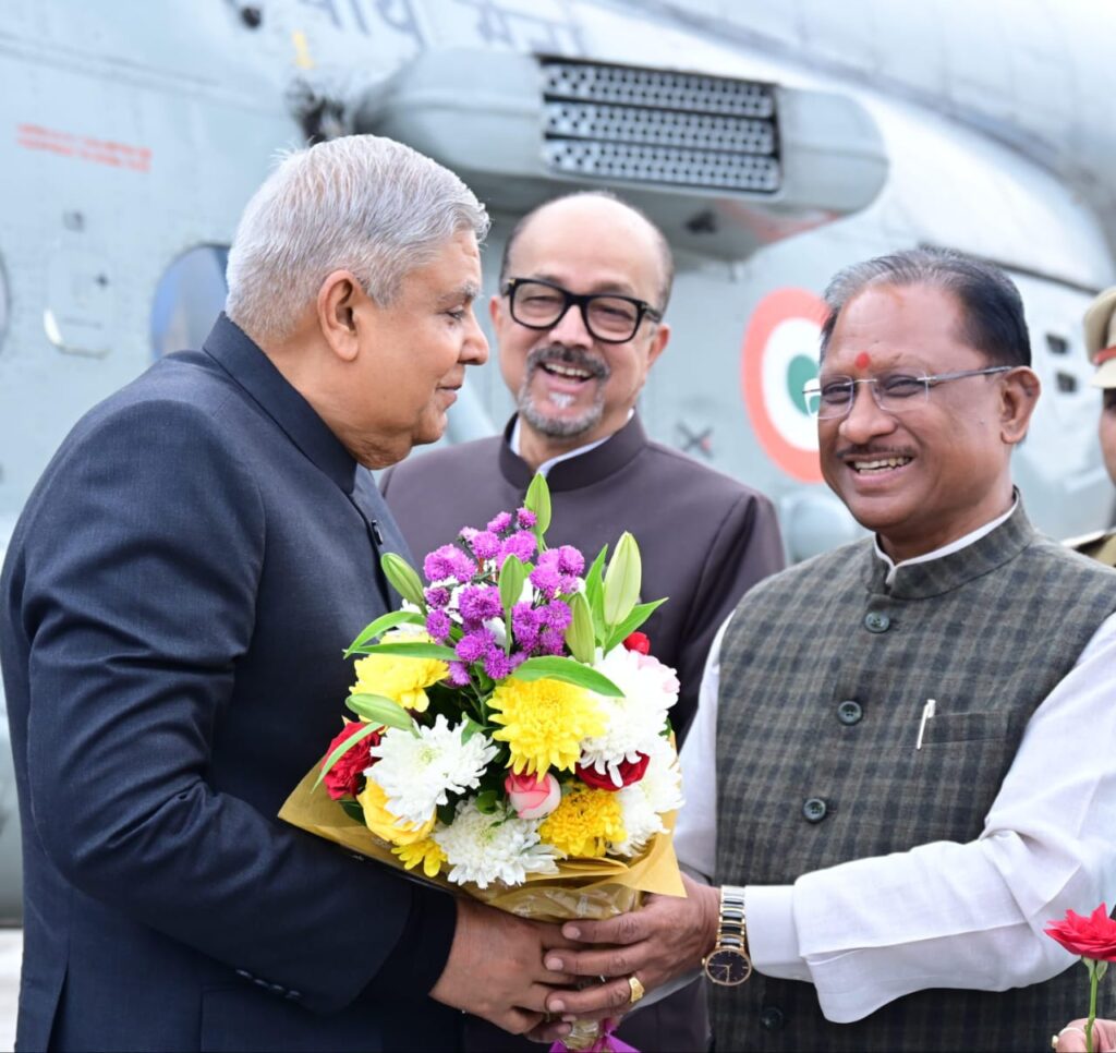 रायपुर : मुख्यमंत्री श्री विष्णु देव साय ने उपराष्ट्रपति श्री धनखड़ का किया आत्मीय स्वागत