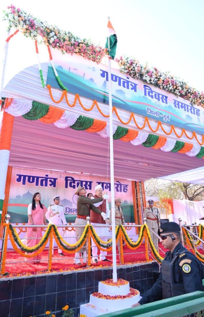 रायपुर : दुर्ग में विधान सभा अध्यक्ष डॉ. रमन सिंह ने राष्ट्रीय ध्वज फहराया
