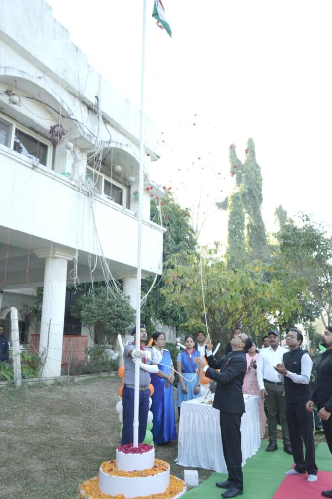 कलेक्टर श्री अजीत वसंत ने गणतंत्र दिवस के अवसर पर कलेक्टोरेट में फहराया तिरंगा