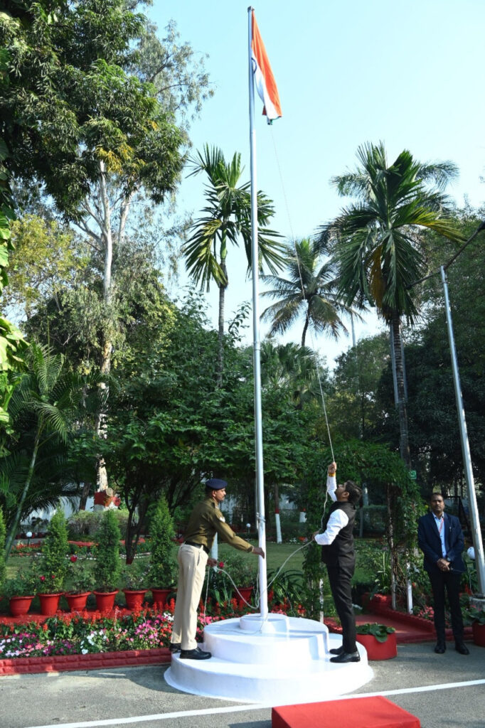 रायपुर : गणतंत्र दिवस : मुख्यमंत्री निवास कार्यालय में राष्ट्रीय ध्वज फहराया गया