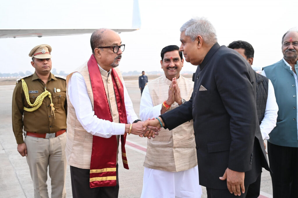 रायपुर : उपराष्ट्रपति श्री धनखड़ को एयरपोर्ट में दी गई भावभीनी बिदाई