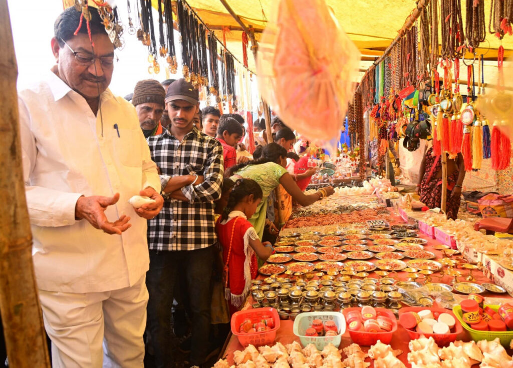 रायपुर : धार्मिक और ऐतिहासिक महत्व के धरोहरों को सहेजने का काम कर रही है हमारी सरकार : मंत्री श्री दयालदास बघेल