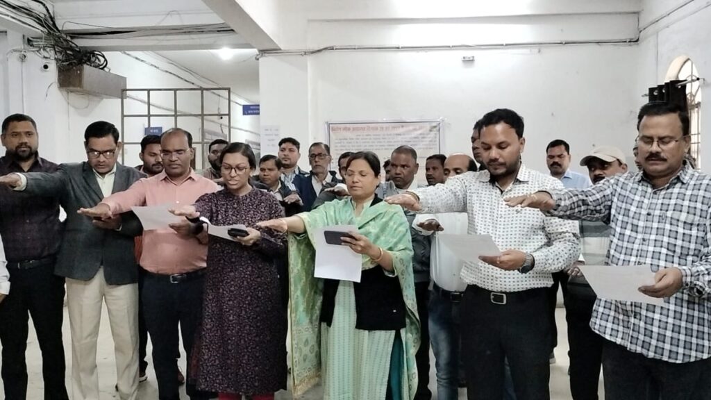 राष्ट्रीय मतदाता दिवस पर कलेक्ट्रेट के अधिकारियों-कर्मचारियों ने ली लोकतांत्रिक कर्तव्यों के पालन व मताधिकार का प्रयोग करने की शपथ