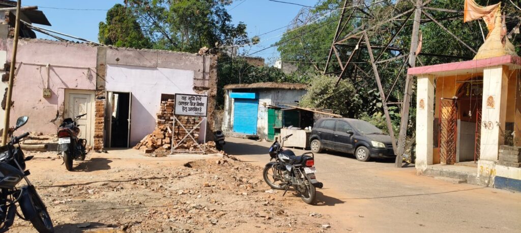 सुनालिया नहर रेल्वे क्रॉसिंग में अंडरपास निर्माण हेतु लोक निर्माण विभाग सेतु द्वारा आधिपत्य भूमि पर लगाया गया बोर्ड