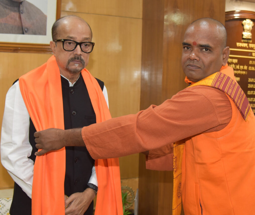रायपुर : राज्यपाल श्री डेका से योगाचार्य ने की भेंट