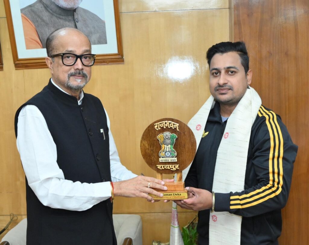 रायपुर : राज्यपाल श्री डेका से पैरा एशिया कप के गोल्ड मेडल विजेता श्री झा ने सौजन्य भेंट की