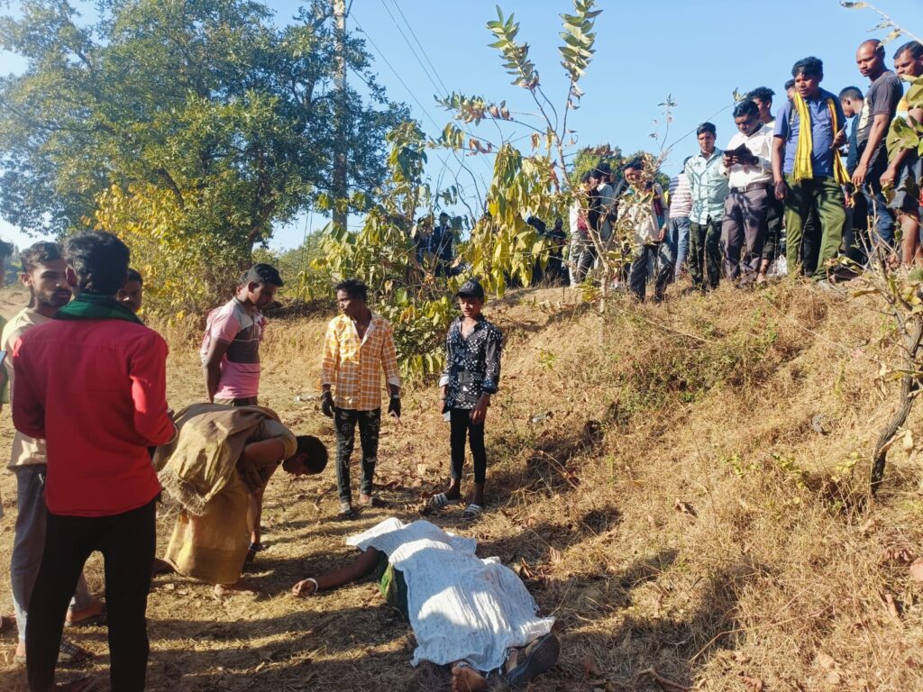 शादी का निमंत्रण कार्ड बांटने बाइक से जा रहे दंपति की सामने से आ रही बाइक से हुई टक्कर, पति-पत्नी की मौत…3 स्कूली छात्र गंभीर रूप से घायल…