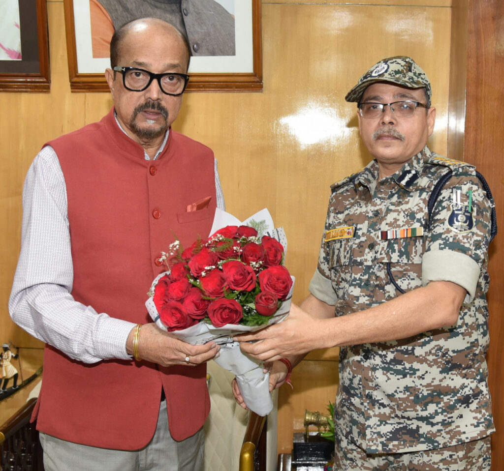 रायपुर : राज्यपाल श्री डेका से एडीजी श्री सिन्हा ने दी नव वर्ष की शुभकामनाएं