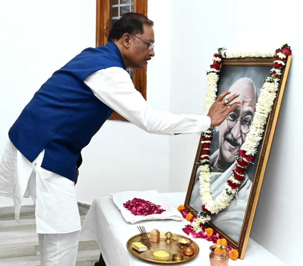 रायपुर: मुख्यमंत्री श्री विष्णु देव साय ने महात्मा गांधी की पुण्यतिथि पर उन्हें किया नमन