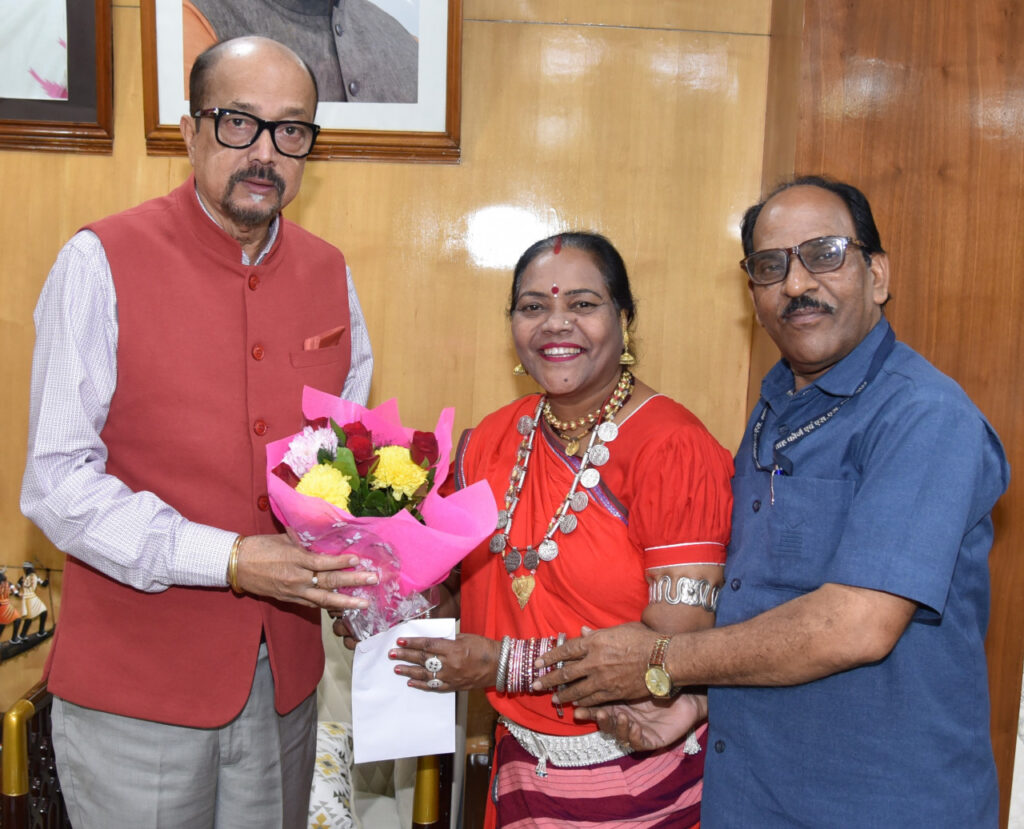 रायपुर : राज्यपाल श्री डेका से श्रीमती बारले ने दी नव वर्ष की शुभकामनाएं