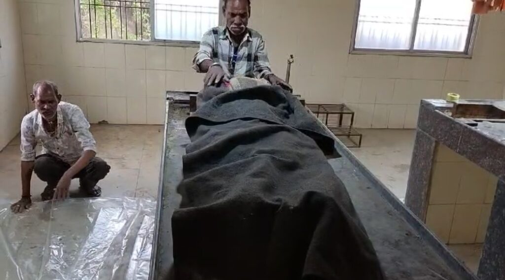 पत्नी की पीट-पीटकर हत्या..:10 महीने की बच्ची को लेकर भागा…गोद ली 10 माह की बेटी को लेकर भाग निकला पति..