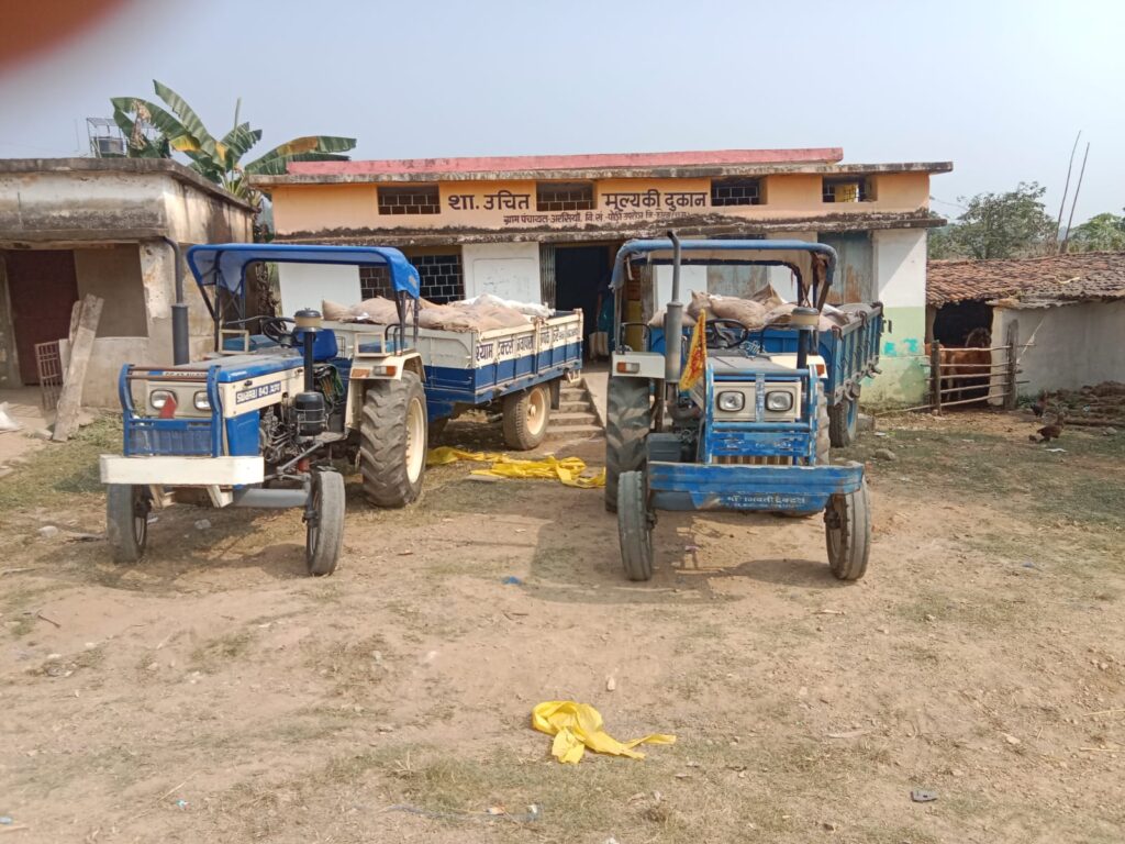 कलेक्टर श्री वसंत की पहल से रनई बसाहट के ग्रामीणों को बसाहट में मिलने लगी है राशन सम्रागी