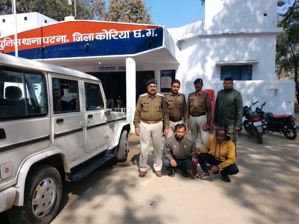 छत्तीसगढ़: नाबालिग लड़की के साथ गैंगरेप..आरोपियों के घर के बाहर नाबालिग की चिल्लाने की आवाज.. चप्पल और साल देखकर पीड़िता को छुड़ाया गया..