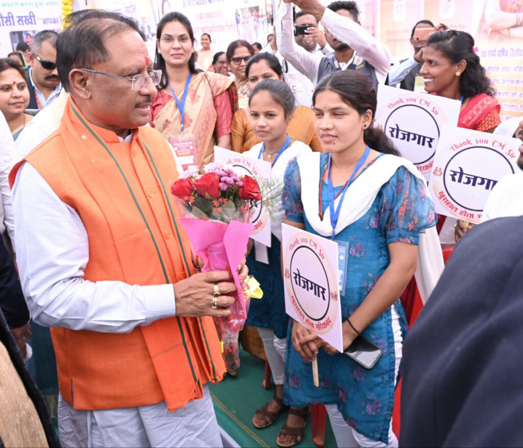 रायपुर : अनुकंपा एवं आंगनबाड़ी नियुक्ति पाने वालों ने कहा थैंक्यू सीएम सर…