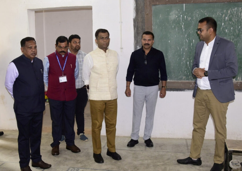 रायपुर : राज्य निर्वाचन आयुक्त श्री अजय सिंह एक दिवसीय दौरे पर सरगुजा पहुंचे