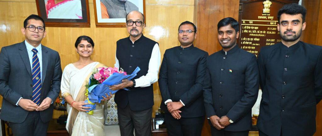 रायपुर : राज्यपाल श्री डेका से परिवीक्षाधीन वन सेवा के अधिकारियों ने की भेंट