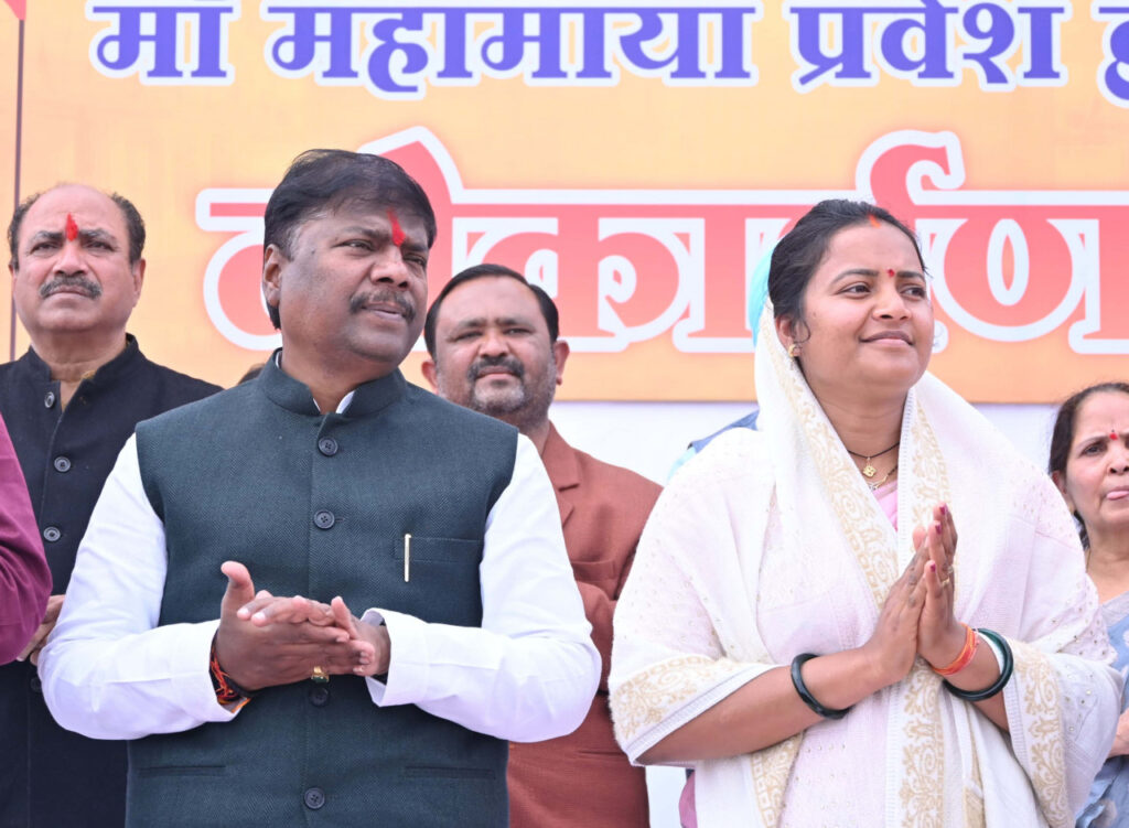 रायपुर : मंत्री श्रीमती लक्ष्मी राजवाड़े माँ महामाया मंदिर के प्रवेश द्वार के लोकार्पण में हुई शामिल