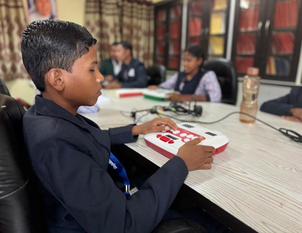 रायपुर : दृष्टिबाधित बच्चों के लिए उपलब्ध कराया गया ’एनी डिवाइस’