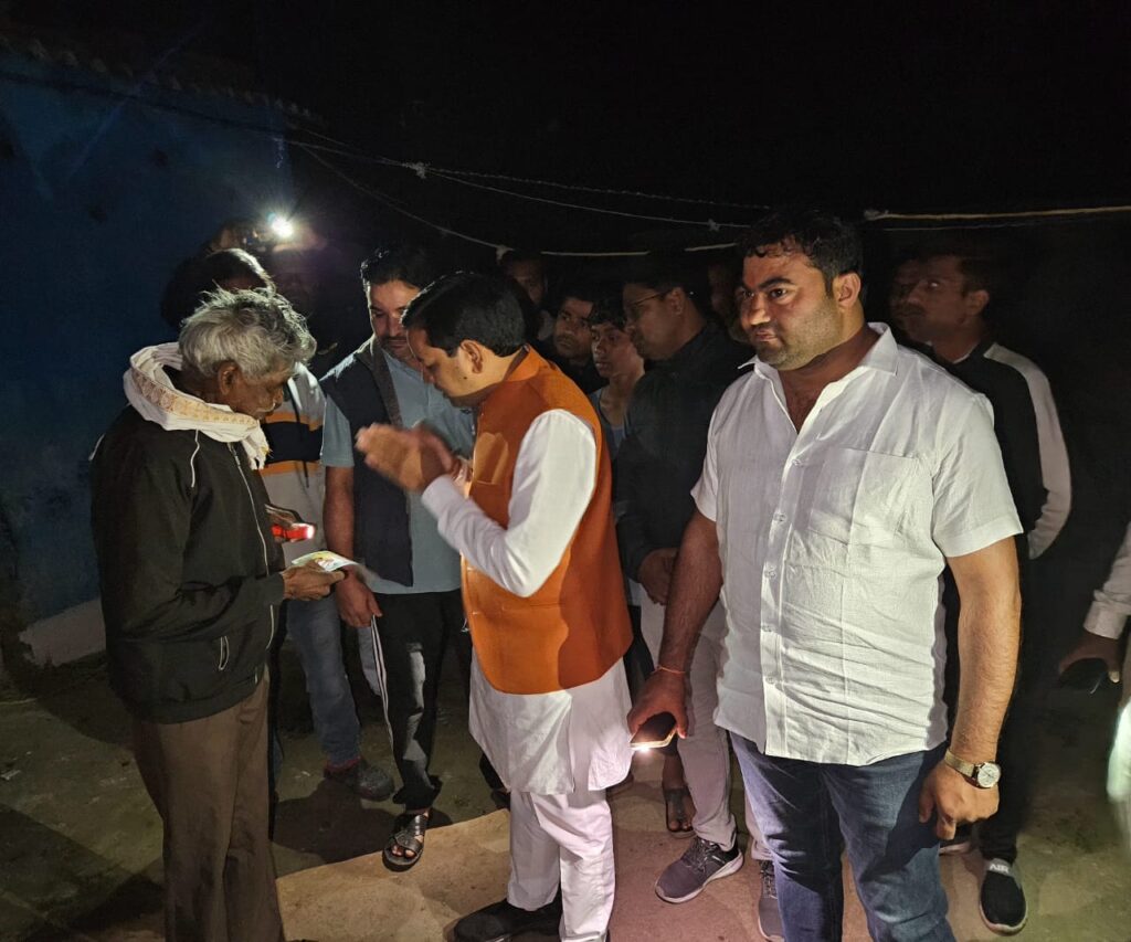 पार्षद प्रत्याशी श्री नरेंद्र देवांगन ने किया धुआंधार प्रचार, महापौर प्रत्याशी संजू देवी के लिए माँगा जनसमर्थन