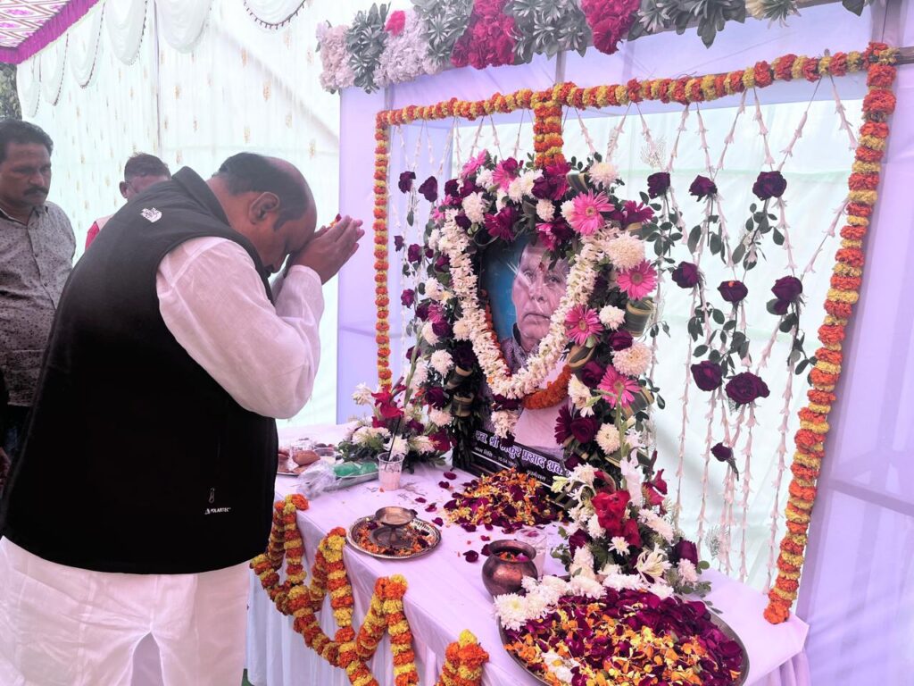 पूर्व मंत्री जयसिंह अग्रवाल ने पूर्व एल्डरमेन तथा वरिष्ठ कांग्रेस नेता ठाकुर प्रसाद अकेला को दी श्रद्धांजलि