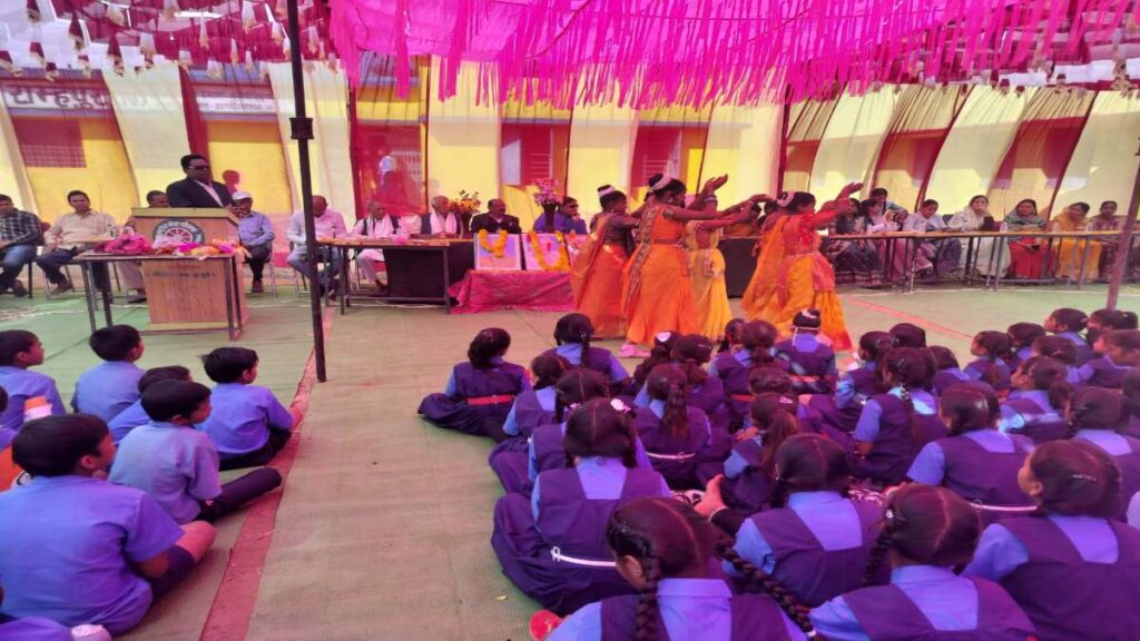 शिक्षक ने मंच पर बच्चों और शिक्षकों के सामने प्रस्तुत की अश्लील शायरी…सोशल मीडिया पर वीडियो भी वायरल