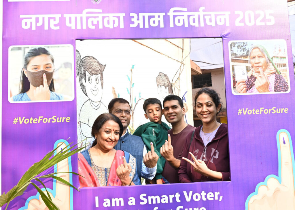 यपुर : नगरीय निकाय निर्वाचन 2025 : राज्य निर्वाचन आयुक्त श्री अजय सिंह ने किया अपने मताधिकार का प्रयोग