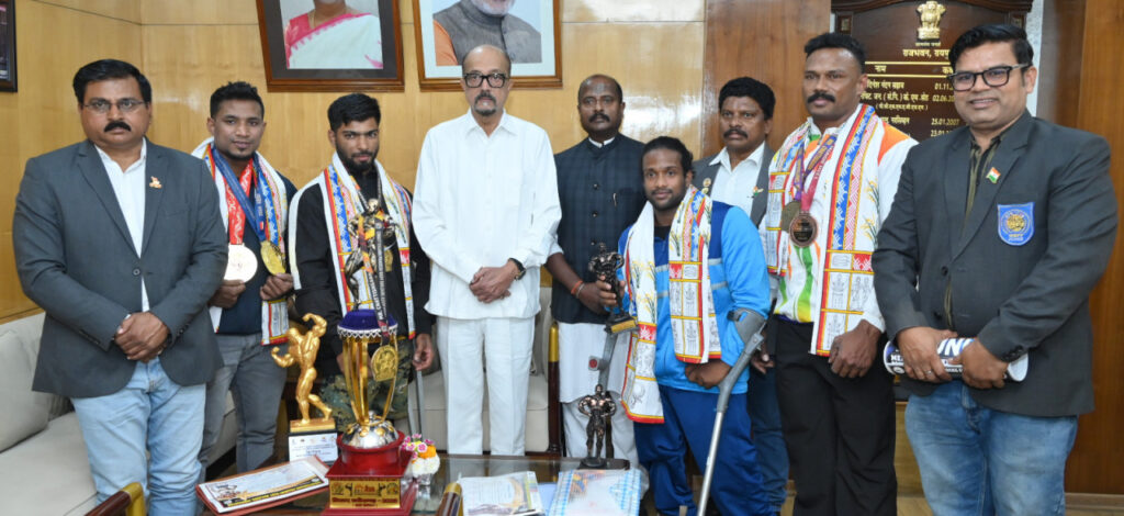 रायपुर: राज्यपाल श्री डेका से बॉडी बिल्डर्स चैम्पियनशिप के विजेता खिलाड़ियों ने की सौजन्य भेंट