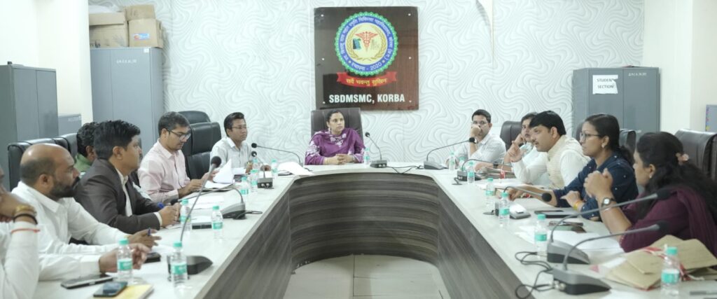 प्रेक्षक श्रीमती यादव द्वारा राजनीतिक दलों की उपस्थिति में सेक्टर अधिकारी के मतपत्र लेखा एवं पीठासीन की डायरी की समीक्षा की गई…