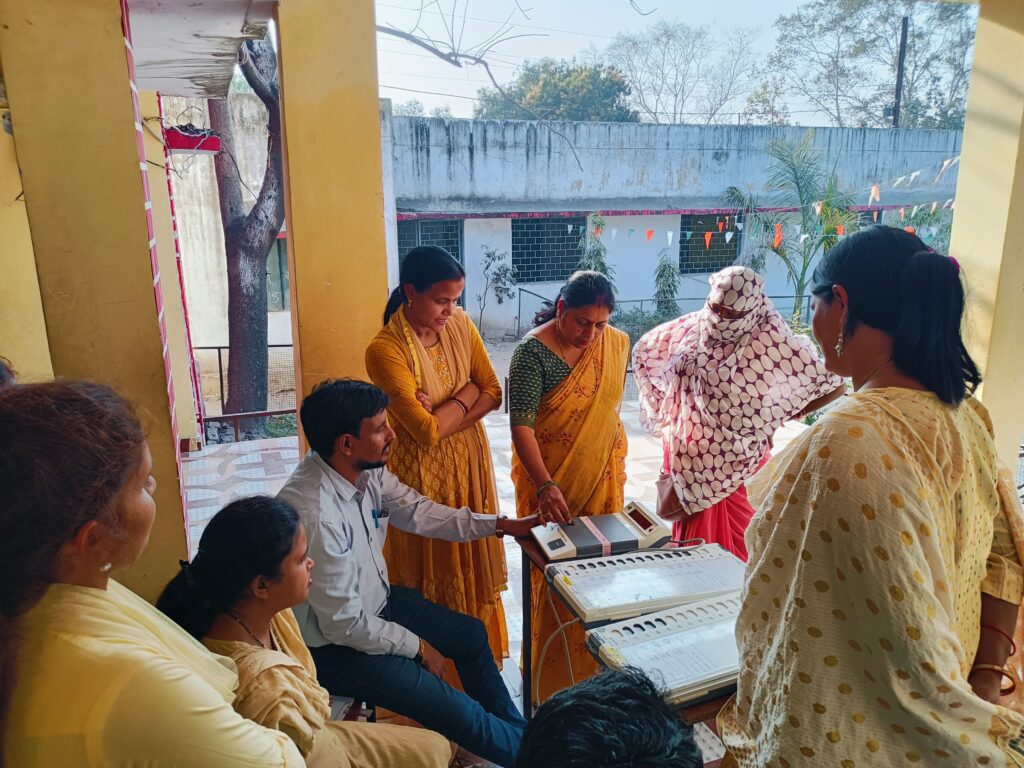 आम नागरिको को वार्डों में मिल रही है ईवीएम संचालन की जानकारी…